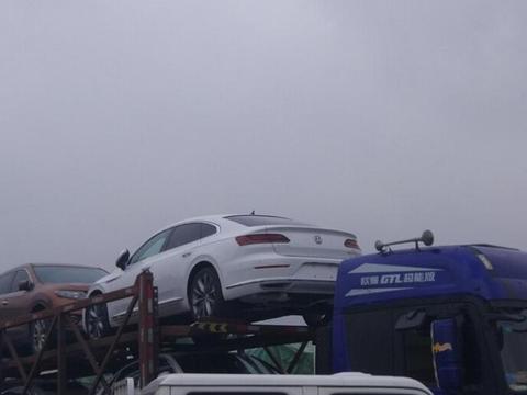 高速偶遇新款大众CC运送车新一代CC终于要来了，黄色成主打颜色