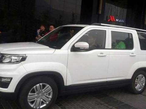 外观与路虎发现4极其相似，旅行SUV确实有独到一面，售价5万起