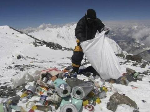 珠峰成全球最显眼垃圾场，尸体和大便，塑料和水瓶，网友：好心疼