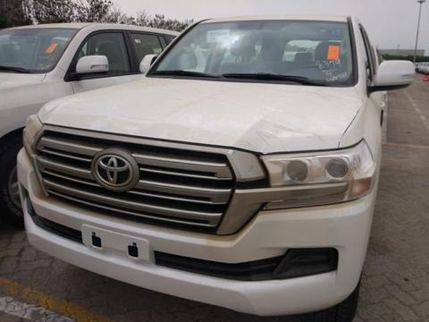 18款丰田酷路泽4000中东版内饰空间大而舒适