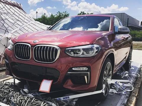 首台全新一代宝马X4运动套装版到店卸车,吃瓜群众:到哪里下壁纸?