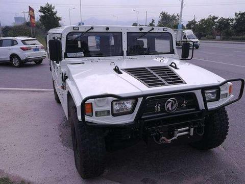 全国首辆白色东风猛士提车, 车主: 比悍马帅太多, 105万完全不亏