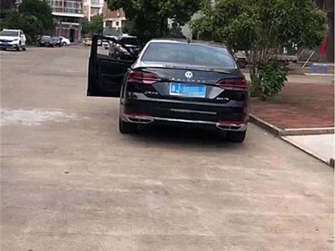 小区楼下偶遇一辆大众“帕萨特”，仔细一看，却发现车标下带字！