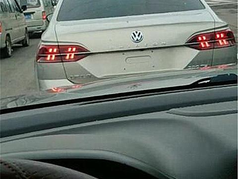 偶遇未上牌的大众“帕萨特”，看到车标下带字，车主果断拉手刹！