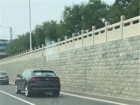 北京首辆奥迪Q8现身，采用“贯穿式”尾灯，车尾似兰博基尼Urus