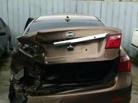 汽车被撞，先报警还是先找保险？保险公司：顺序错了一分不赔！