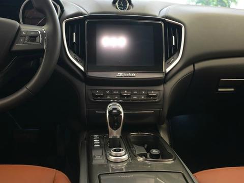 玛莎拉蒂Ghibli，多功能方向盘设计的比较简单，操作也方便