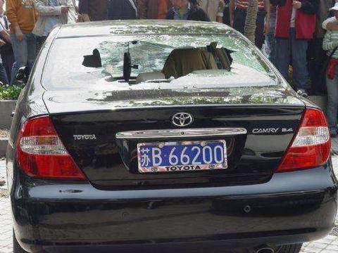 保险公司: 挡风玻璃被砸不赔! 交警: 主要因为你说了“是”