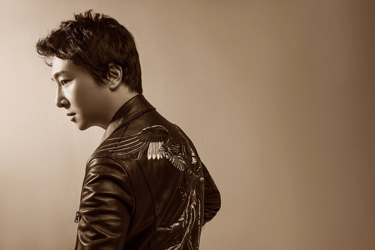 苏可戴墨镜黑白风儒雅有味道 演绎《大明