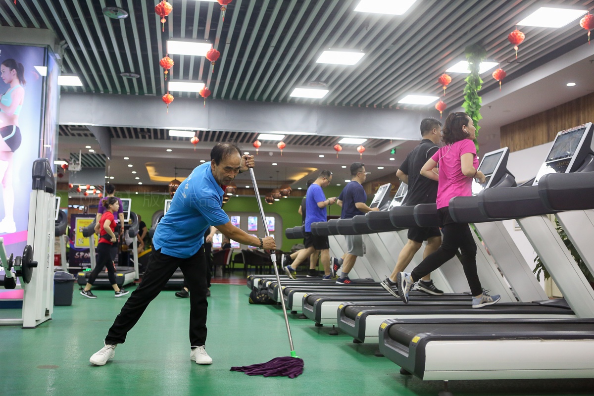 国企领导退休后当保洁员 每天锻炼两小时身体