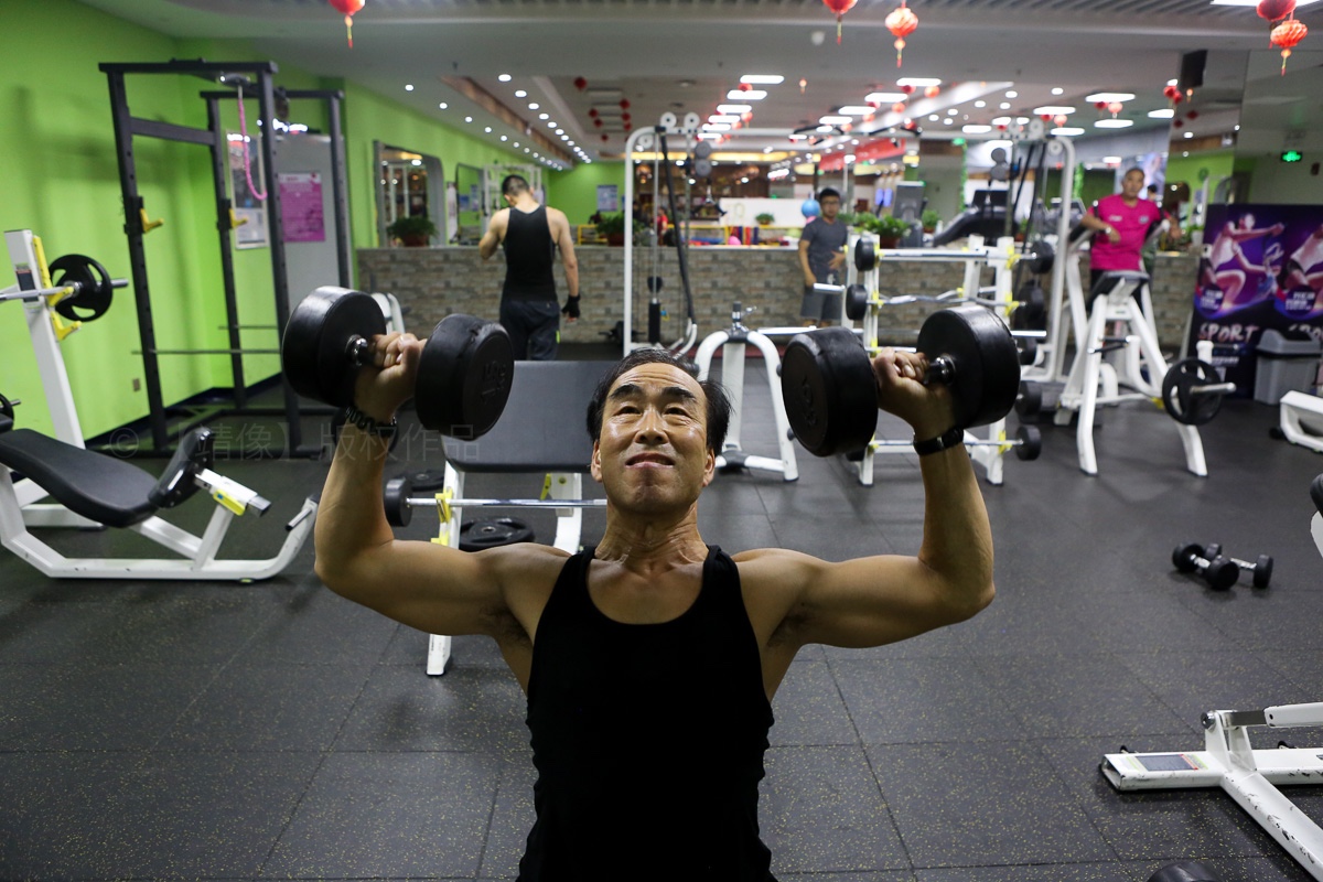 国企领导退休后当保洁员 每天锻炼两小时身体