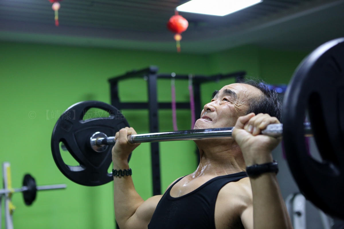 国企领导退休后当保洁员 每天锻炼两小时身体