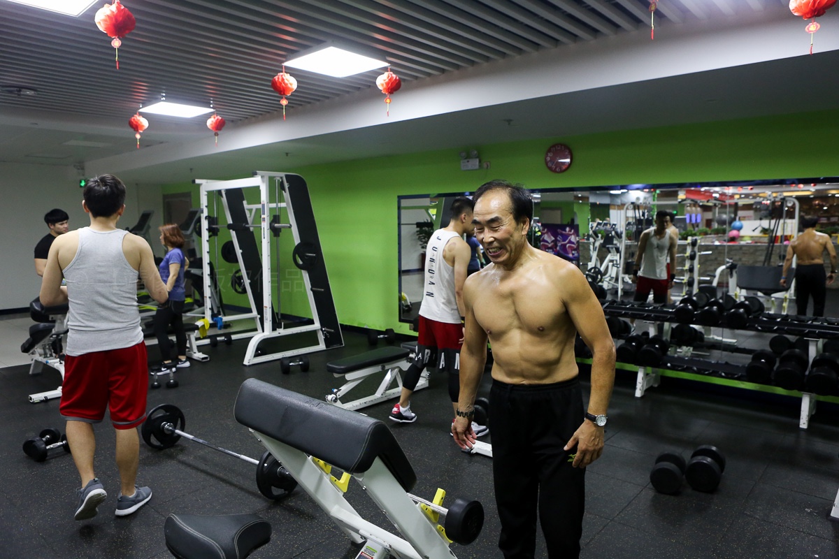 国企领导退休后当保洁员 每天锻炼两小时身体