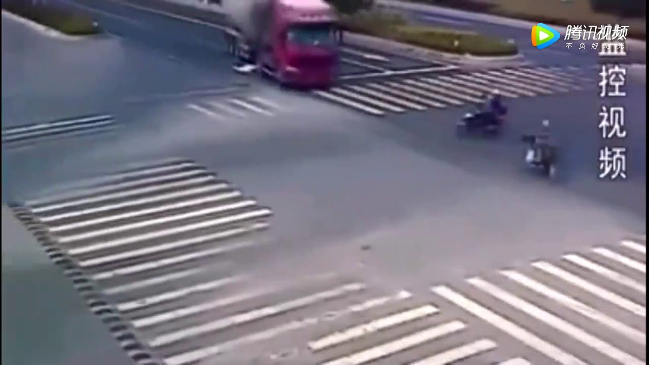 电动车闯红灯硬逼大货车让道，他以为大货车不敢撞他