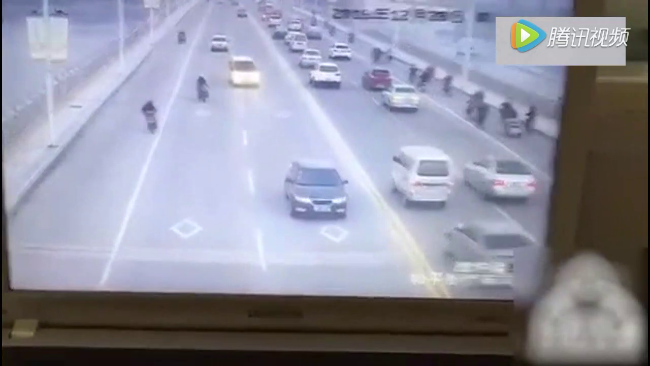 电动车司机也不是好惹的，遇到车祸也有神武功