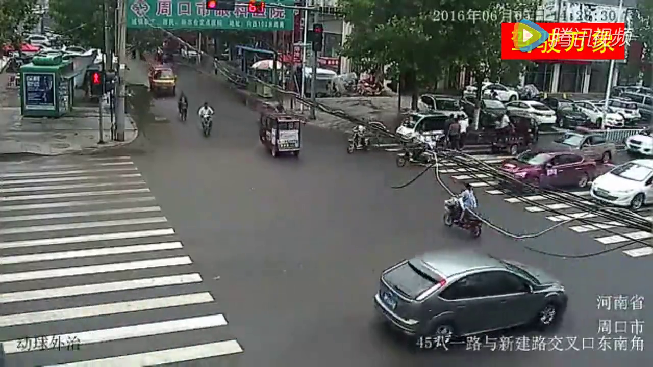 电动车无视红灯走自己的路，最终被轿车教训了一次