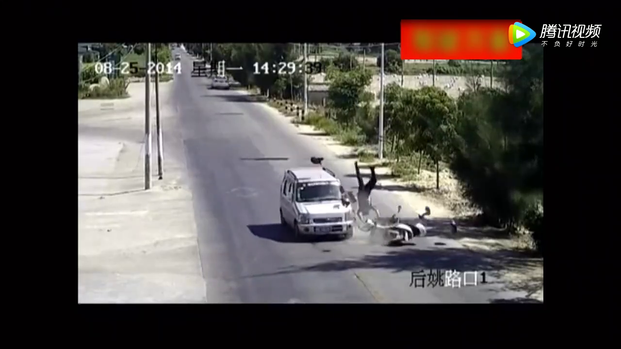 电动车直接冲了出去，面包车不给他这机会，直接把他撞撒架