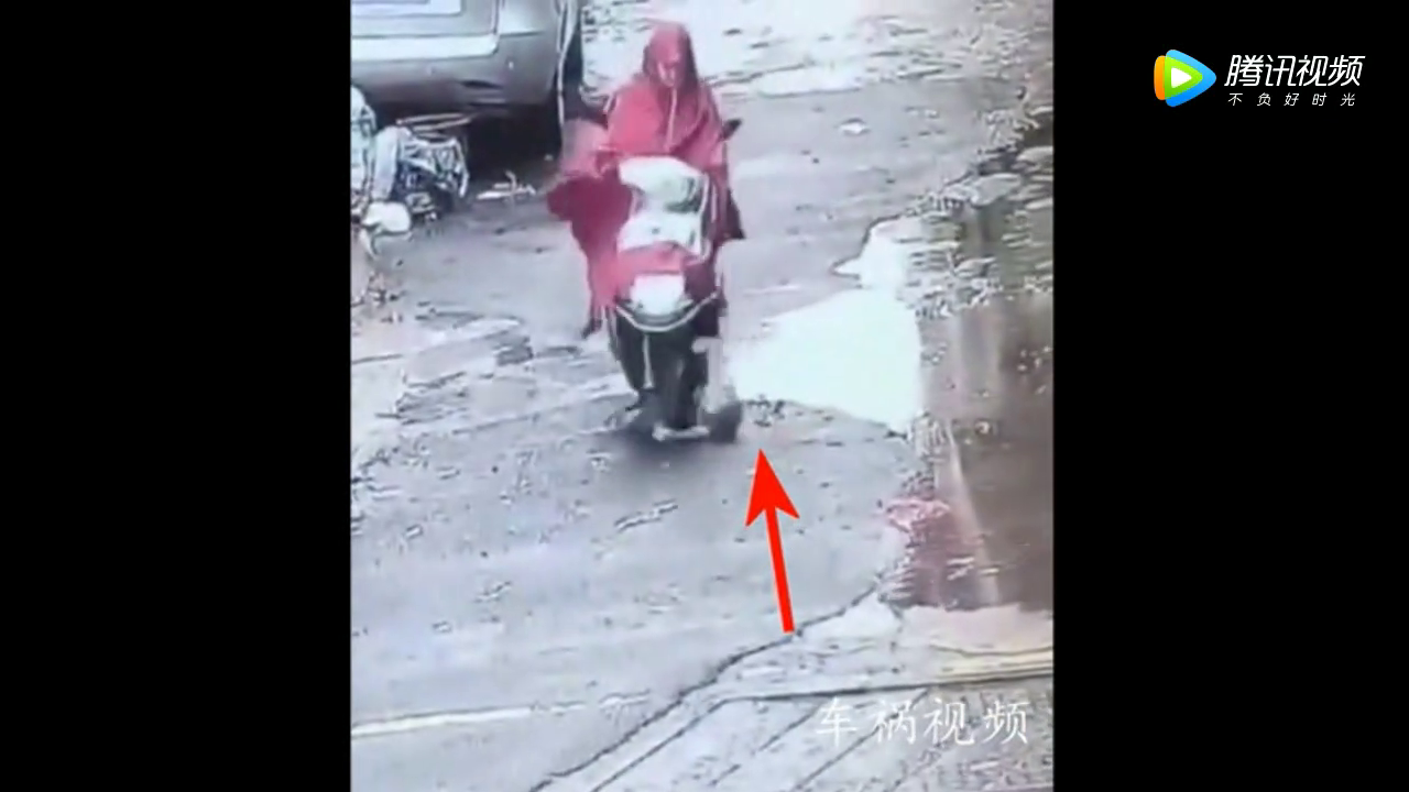孩子被电动车撞倒后，接下来一幕更是让人愤怒