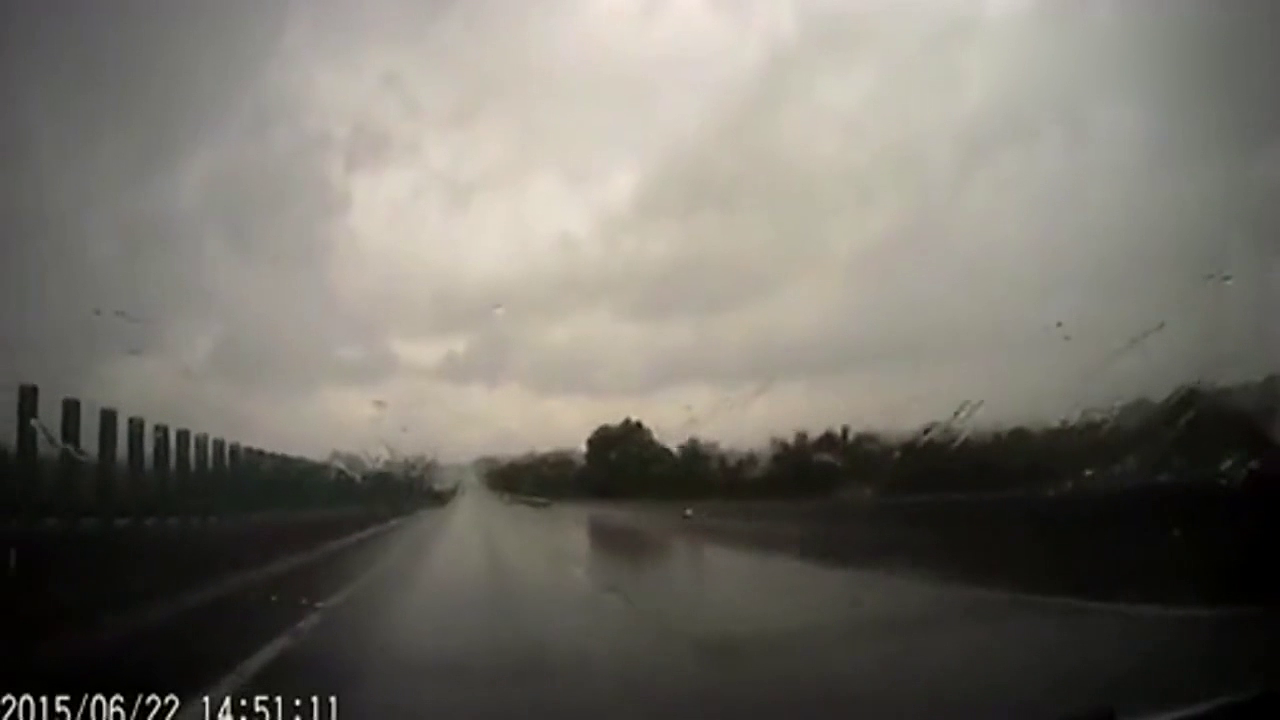 女车主失声尖叫！SUV高速失控雨中漂移