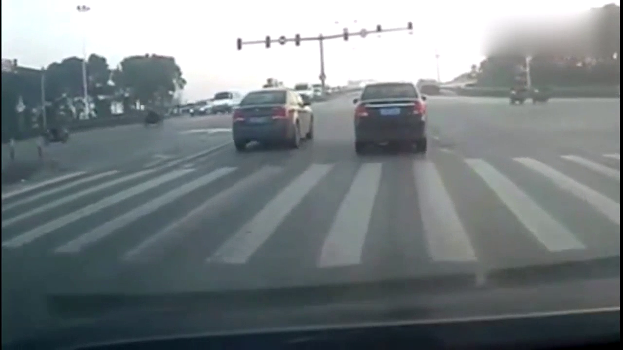 电动车司机无视车流强行闯红灯，还天真的以为没人敢撞她！