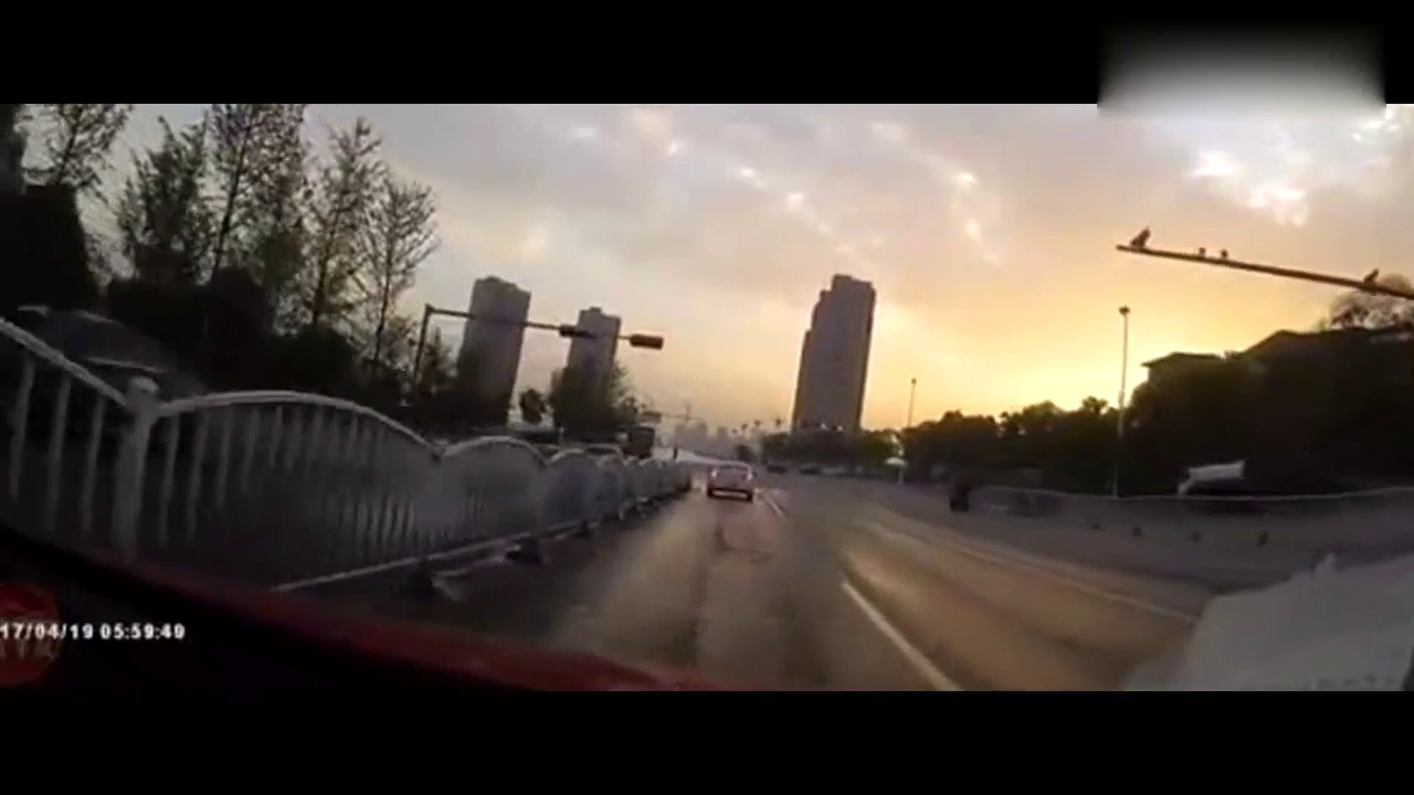 电动车自己摔倒，还连累无辜等信号的轿车，太冤枉了