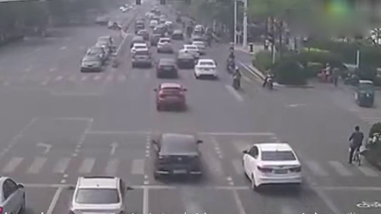 比女司机更可恨，骑电动车男子马路中央打电话惨被撞飞