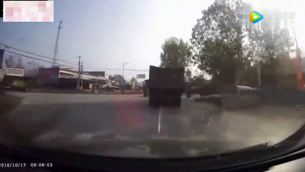 电动车在大货车面前突然停下，以后还会这么侥幸吗