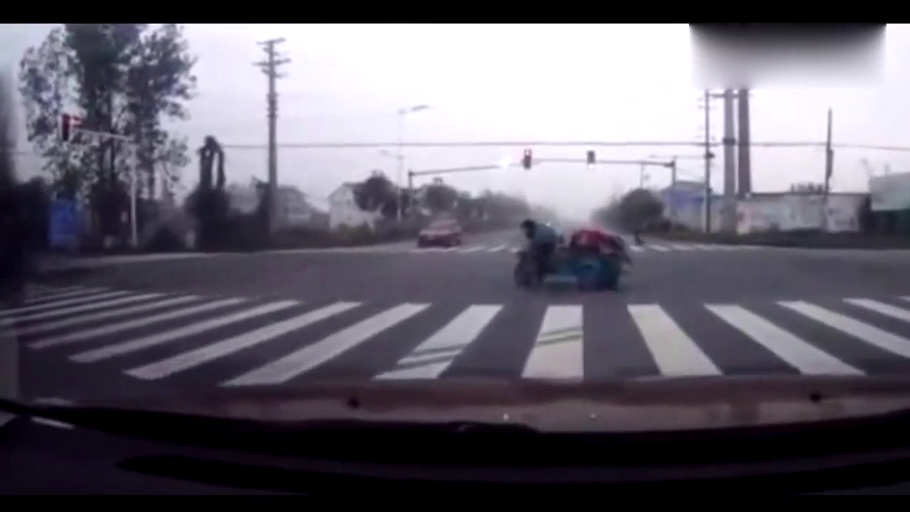 电动车大妈路口横行，大妈你这样很容易出车祸知道不？