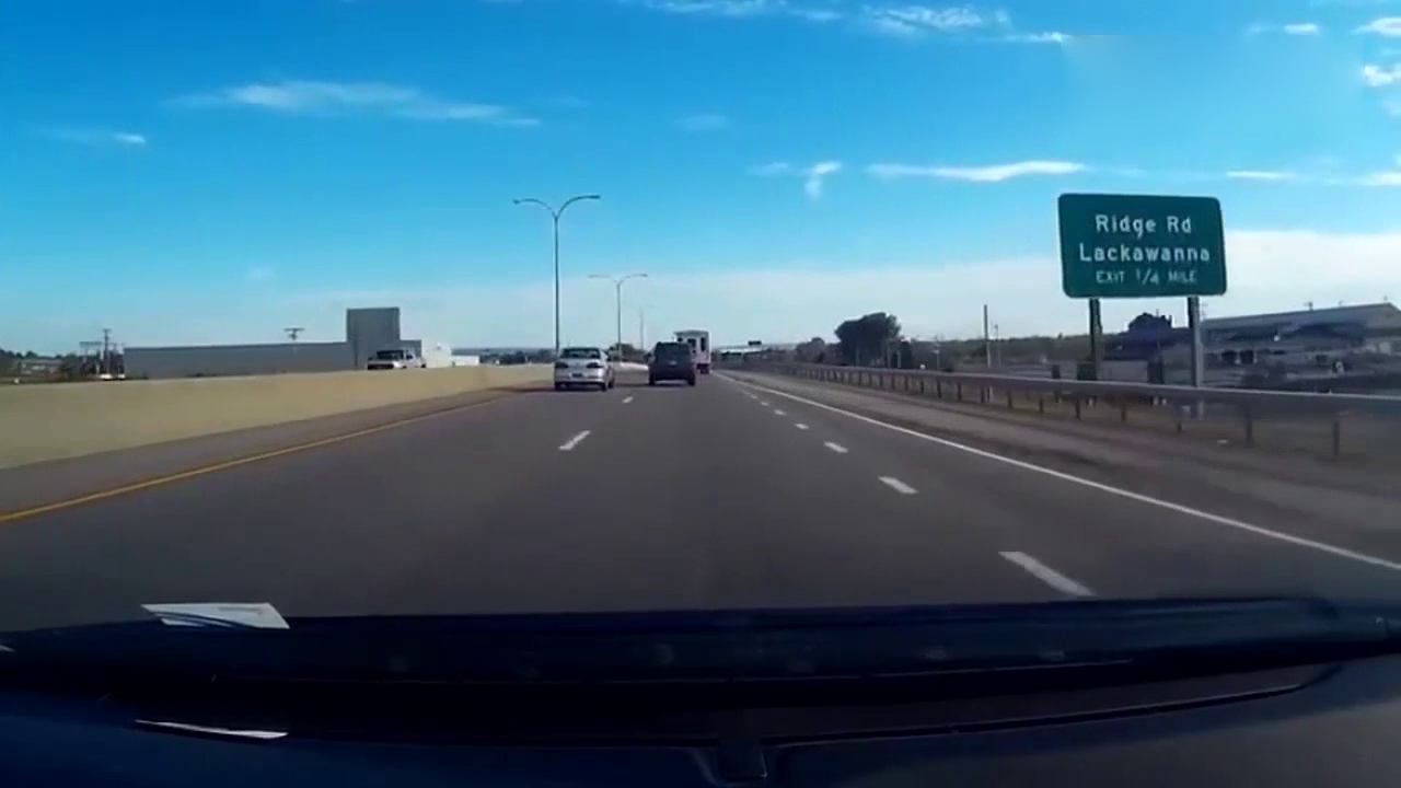 SUV级汽车在交通事故中发生这样一幕！