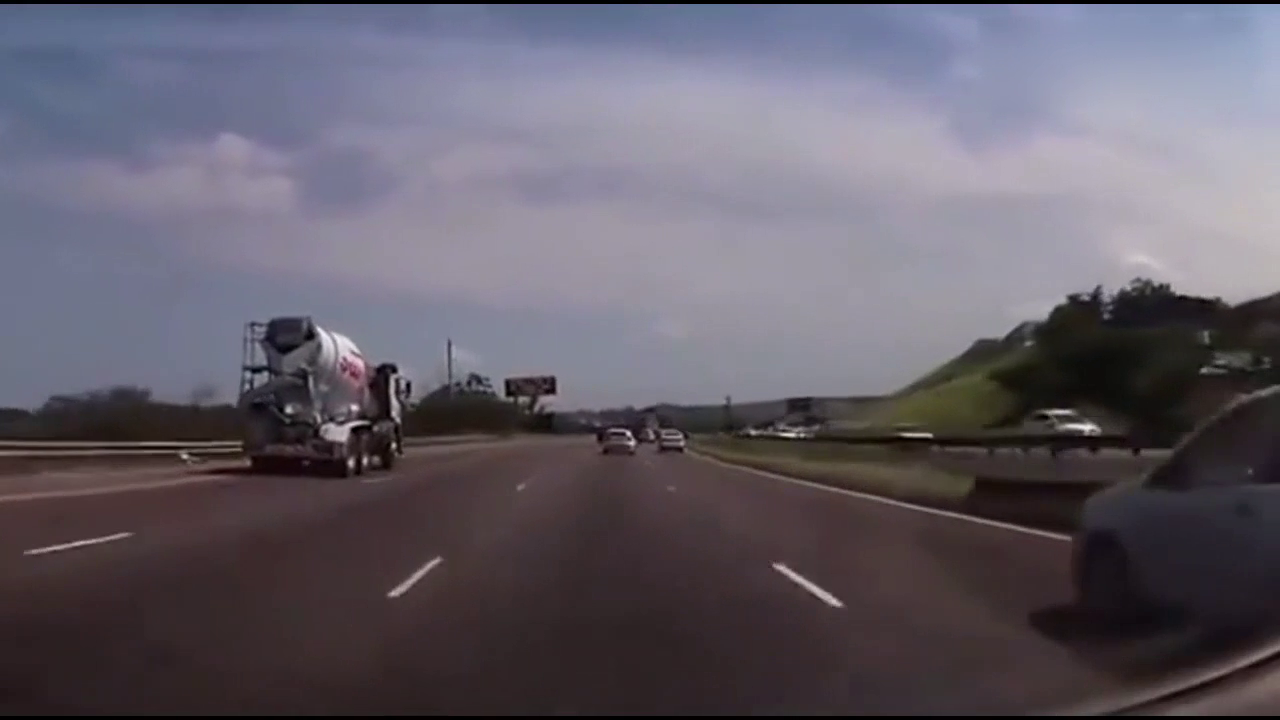 SUV高速故意别小车，结果小车神躲避SUV翻了