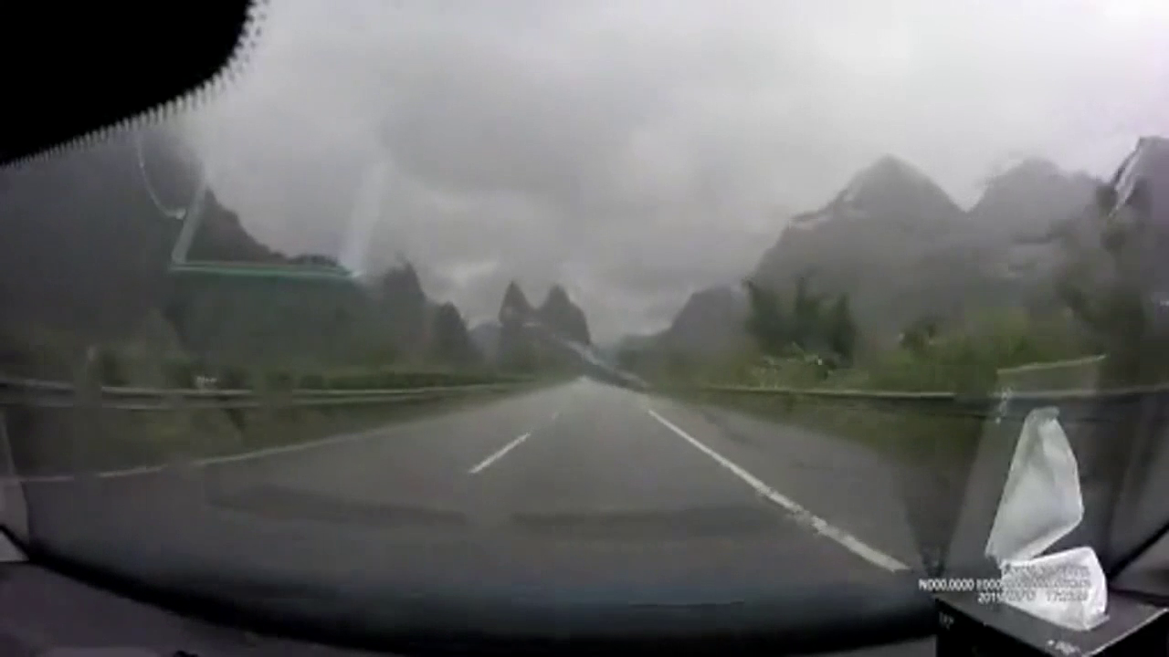 SUV高速突然失控 撞护栏疯狂旋转漂移