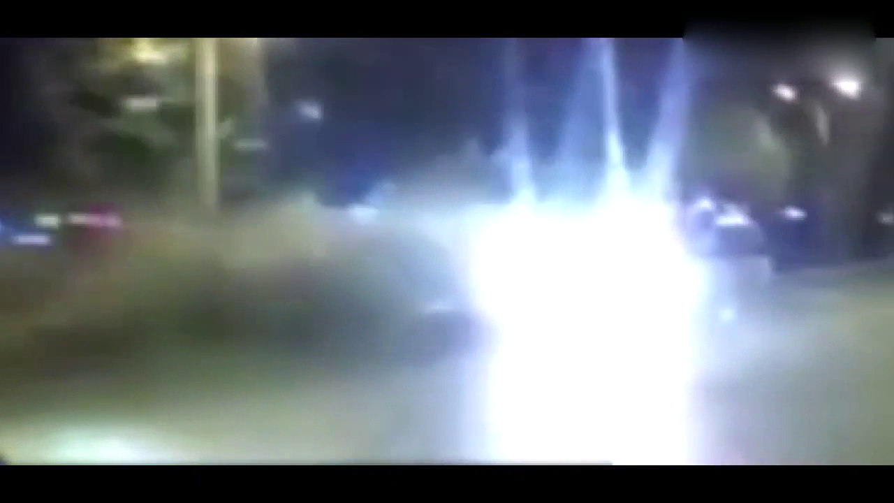 醉驾司机闯红灯，将前车SUV撞旋转360度，现场一片狼藉