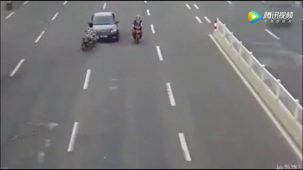 这样的电动车太欺负人了，小车要负责吗