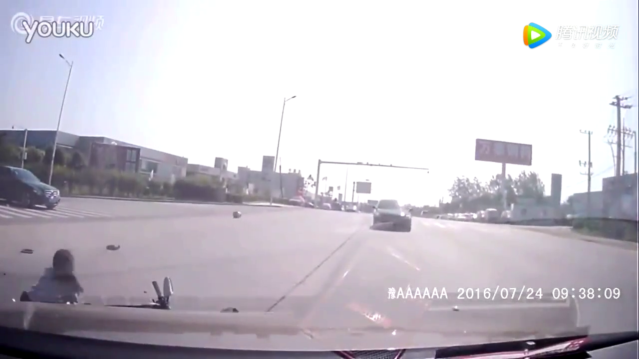 二货电动车女车主闯红灯，头也不回冲了出来，我选择直接撞上去