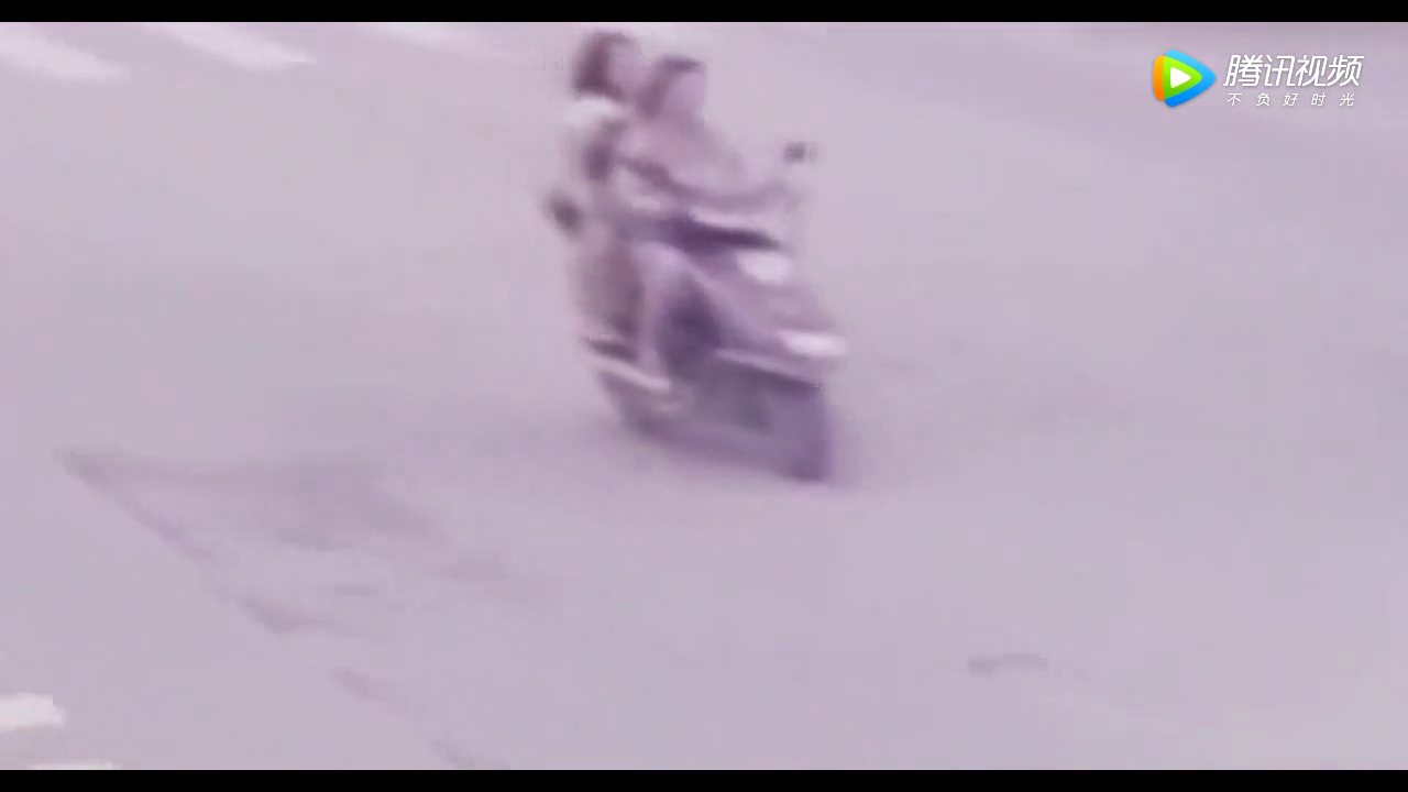 女子骑电动车无视一切，三秒后惨遭小车撞飞