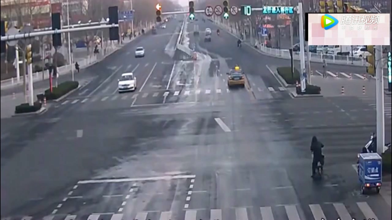 转弯的电动车被小车撞飞，接下来的举动更是让人愤怒