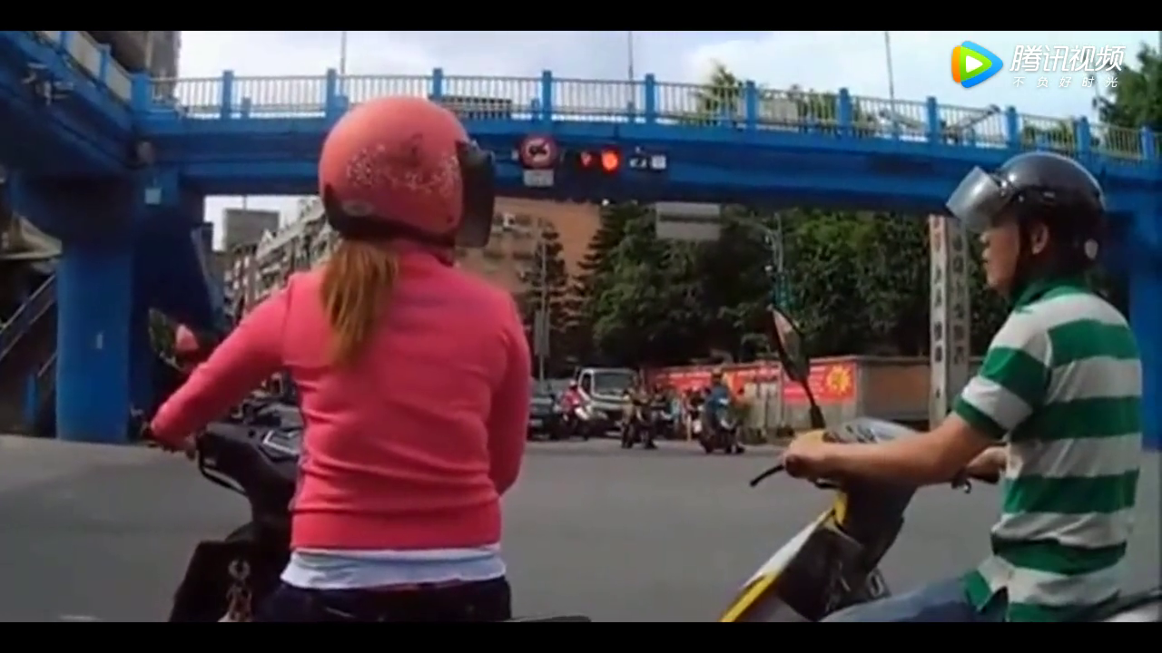 别人都老老实实等着，只有电动车女子最特别，3秒后开始后悔