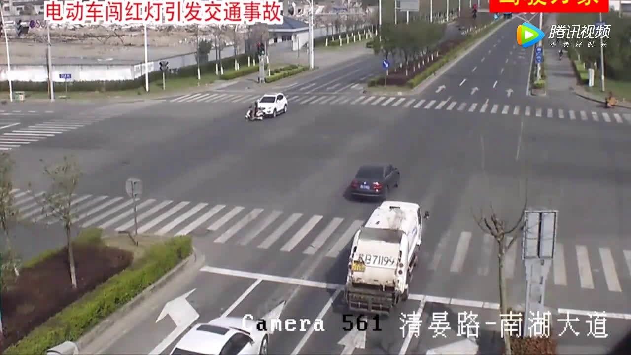 女子电动车闯红灯，被SUV狠狠教训了一顿！  ​