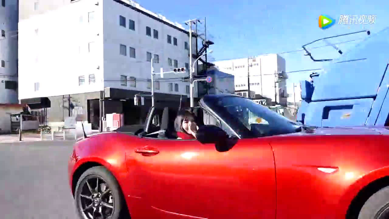 谁认识这个开手动档跑车的妹子  ​