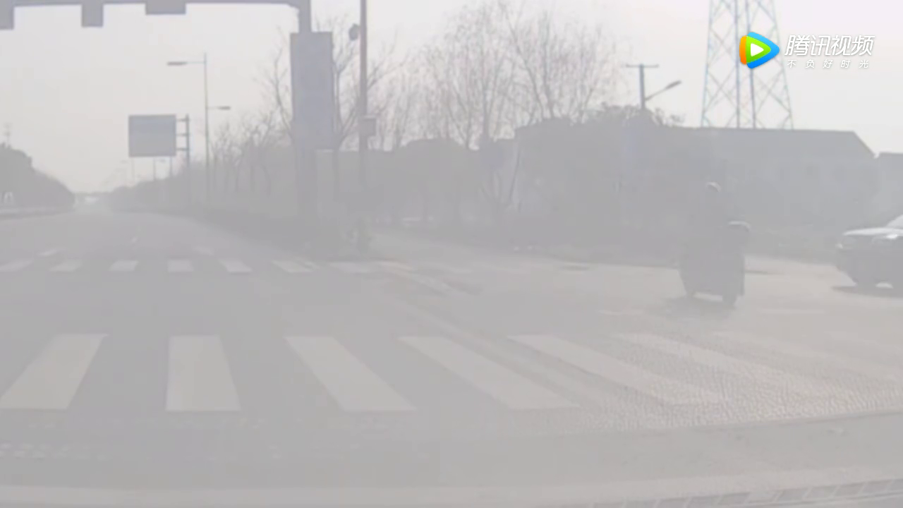 开车撞到电动车，交警判定对方全责，赔偿轿车2500元，网友炸了