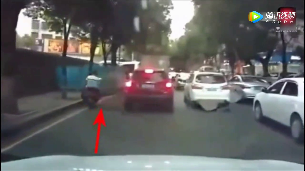 为什么司机都讨厌电动车？看完这段视频你就知道了！