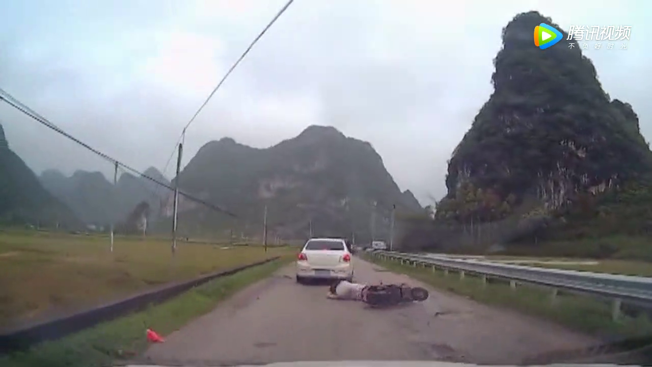 行车记录仪拍下车祸瞬间，别克擦翻电动车