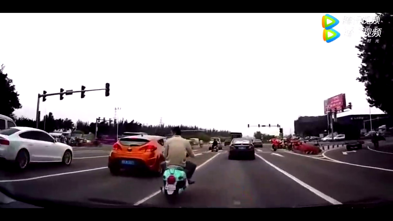 电动车挡道还骂人，我只能让你和交警说清楚了