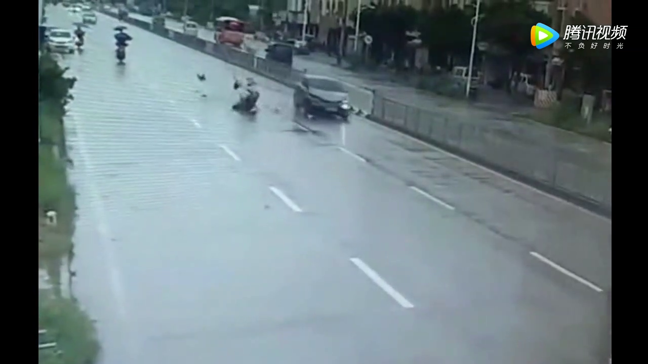 电动车母子过马路连头都不回，3秒钟不到，双双失去活命的机会