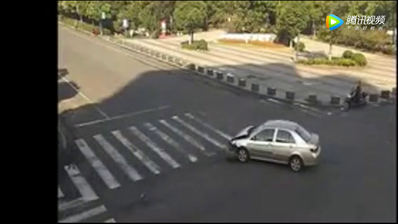 电动车小伙挑战大货车，却被大货车无视碾压