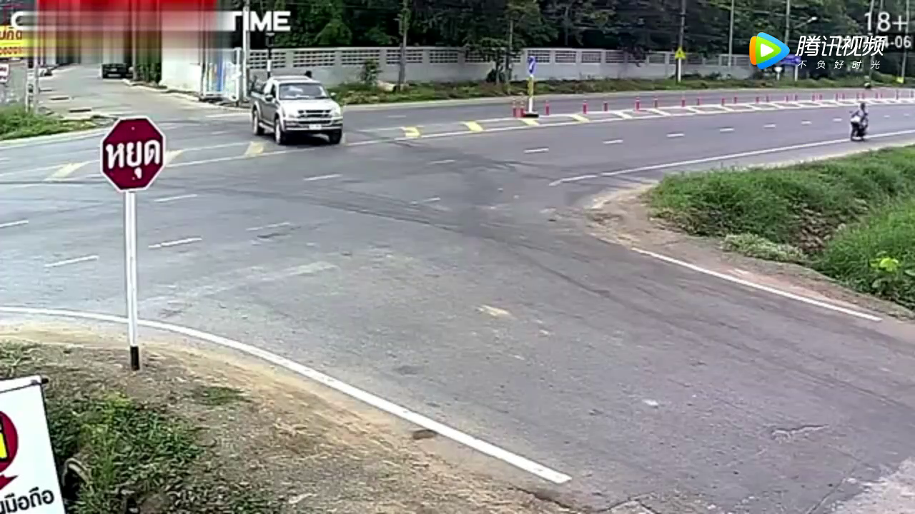 本以为电动车要被撞飞，结局出乎意料啊！