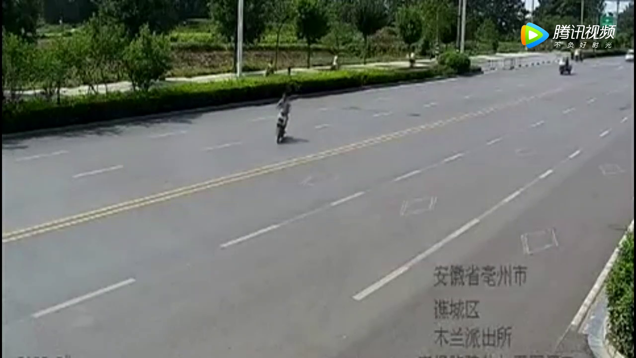 小伙骑电动车碰瓷儿，监拍可怕的一幕