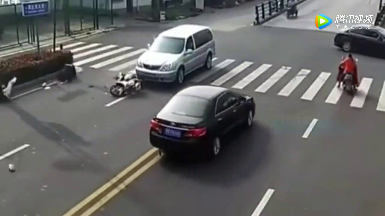 摩托车、电动车事故率高是有原因的，这个视频给你满意的答案