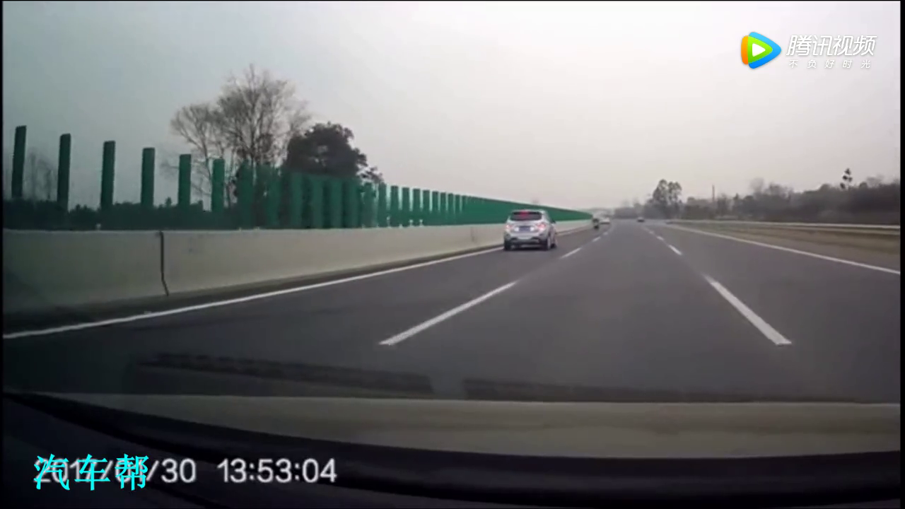 不作死不会死，电动车上高速还逆行，结果付出惨痛代价！