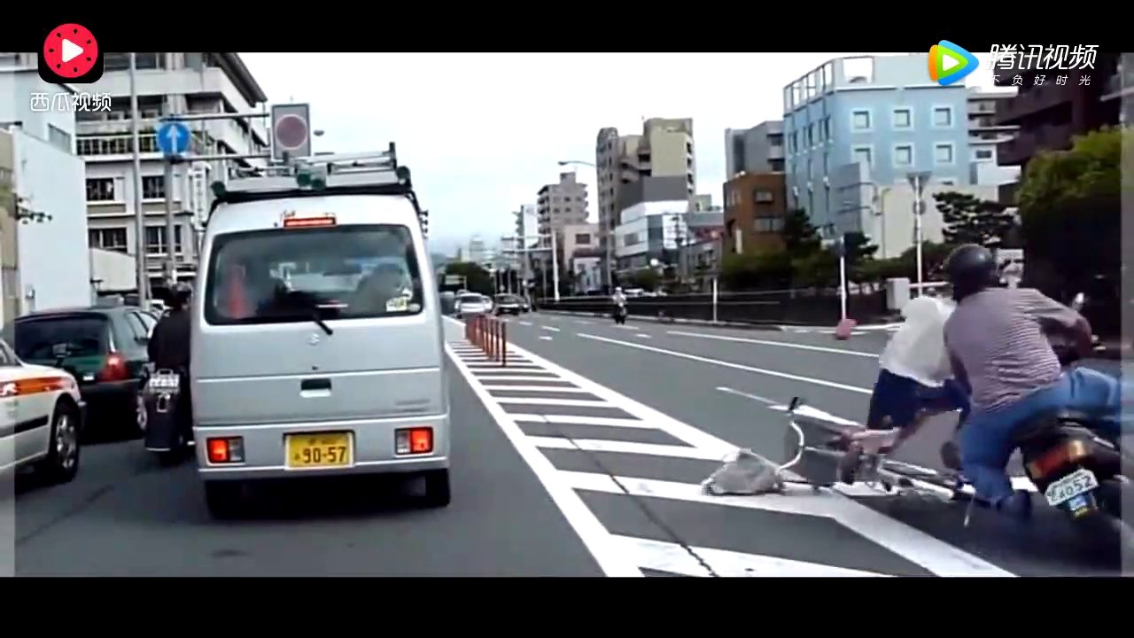 女大学生骑自行车撞上逆行电动车，记录仪拍下尴尬的12秒